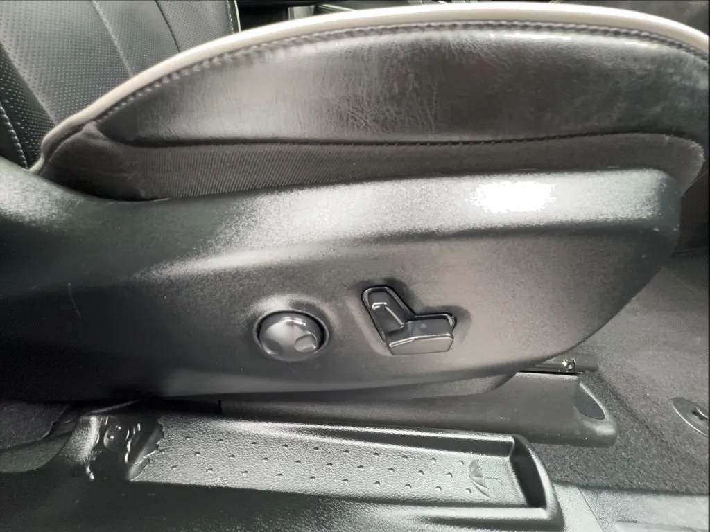 Chrysler Pacifica photo 32