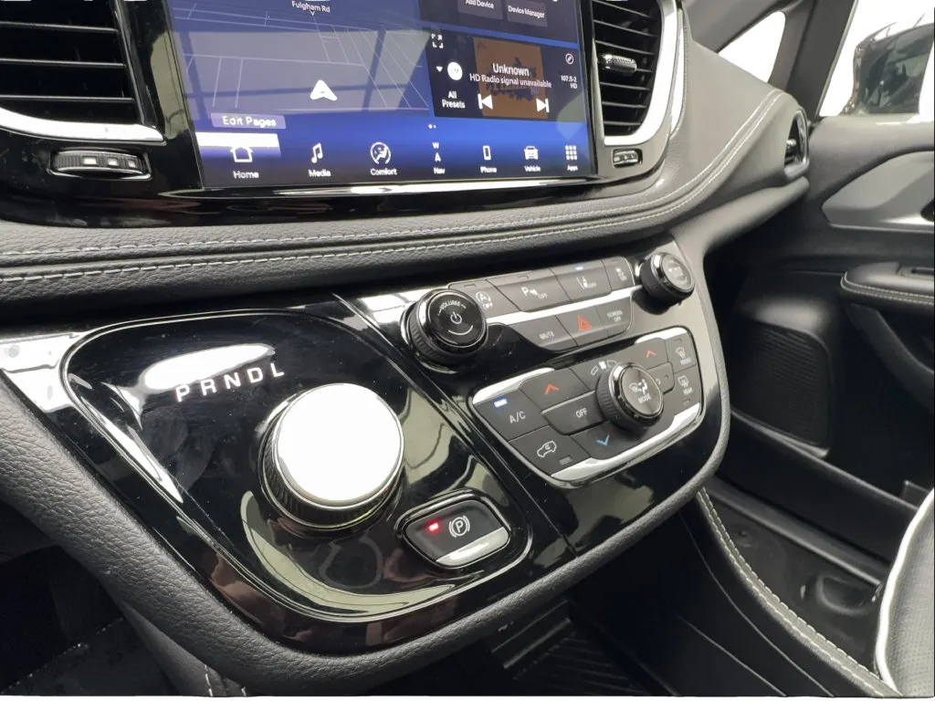 Chrysler Pacifica photo 44