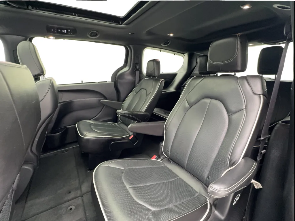 Chrysler Pacifica photo 25