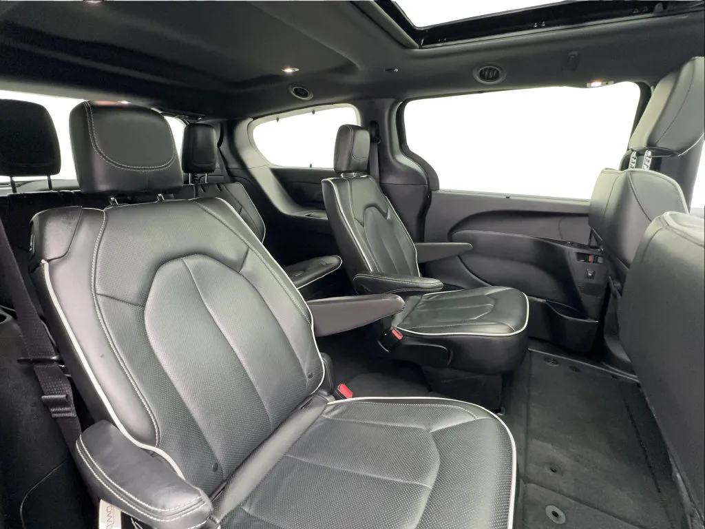 Chrysler Pacifica photo 28