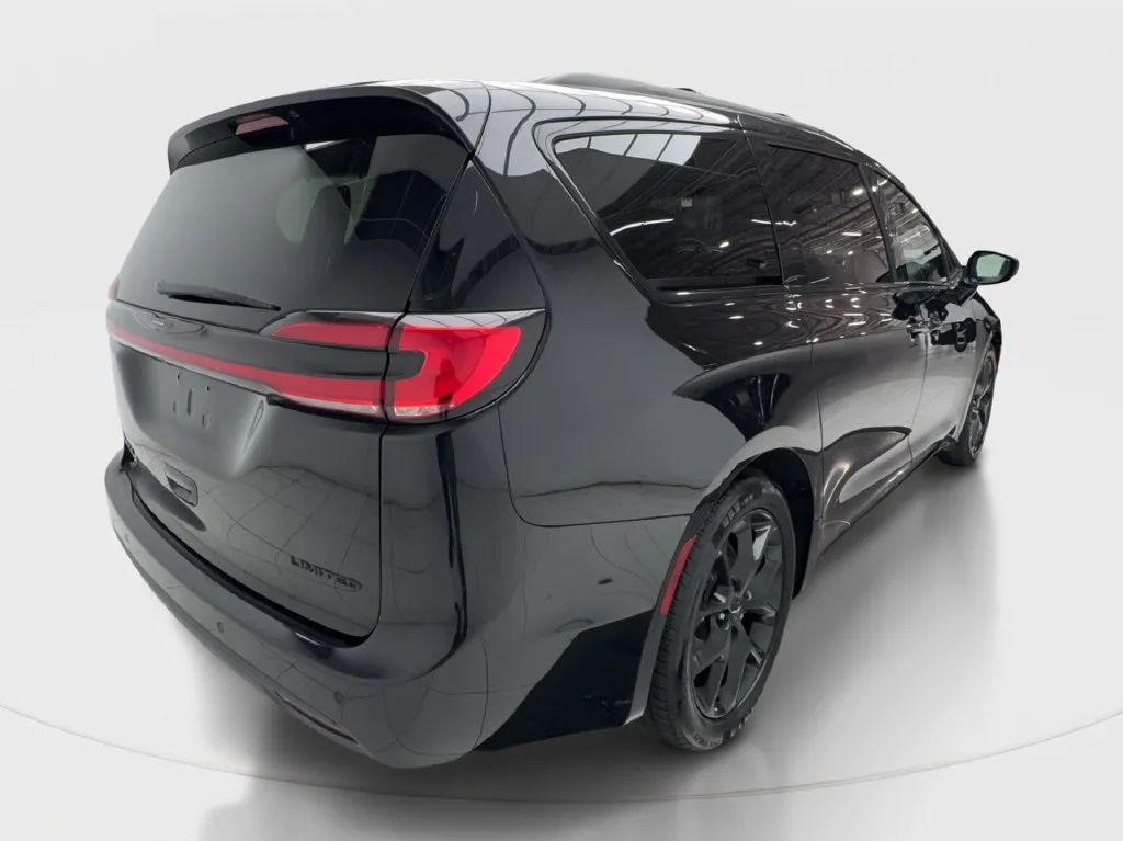 Chrysler Pacifica photo 8