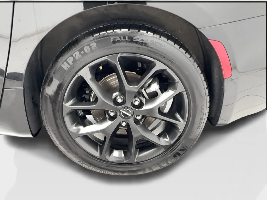 Chrysler Pacifica photo 12