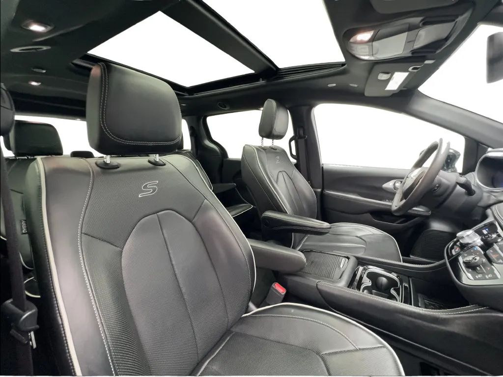 Chrysler Pacifica photo 30