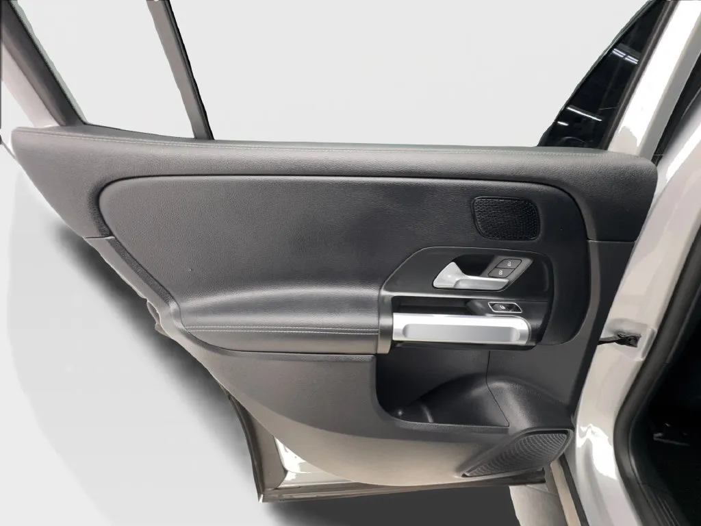 Mercedes-Benz EQB photo 26