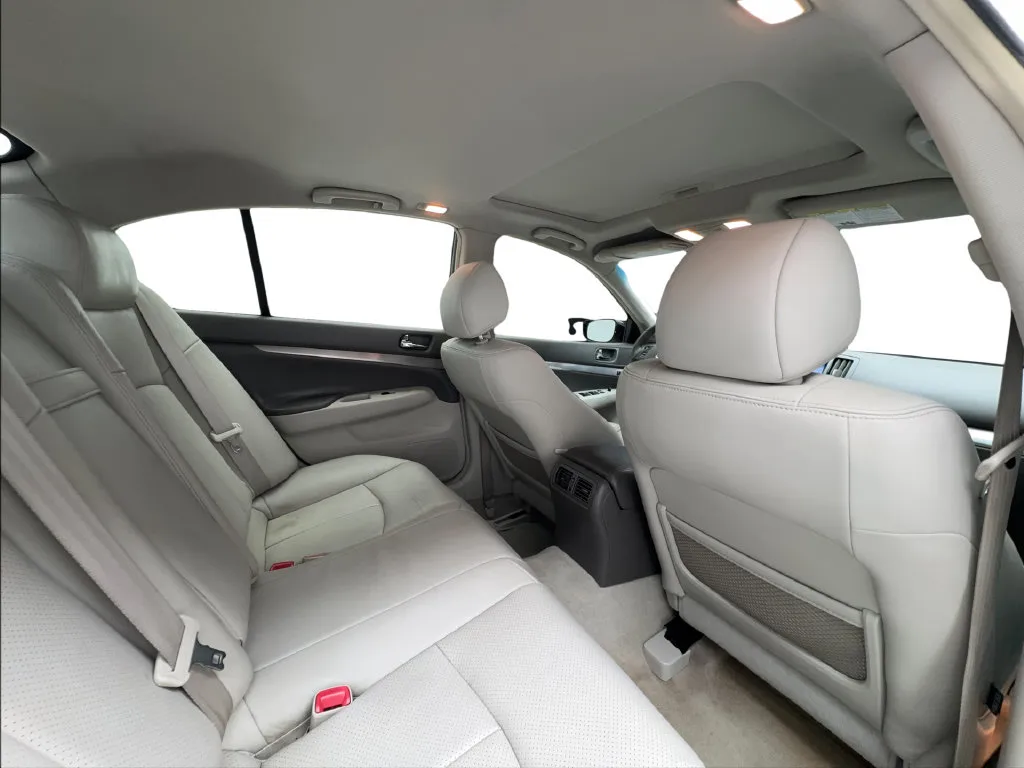 Infiniti G37 photo 30