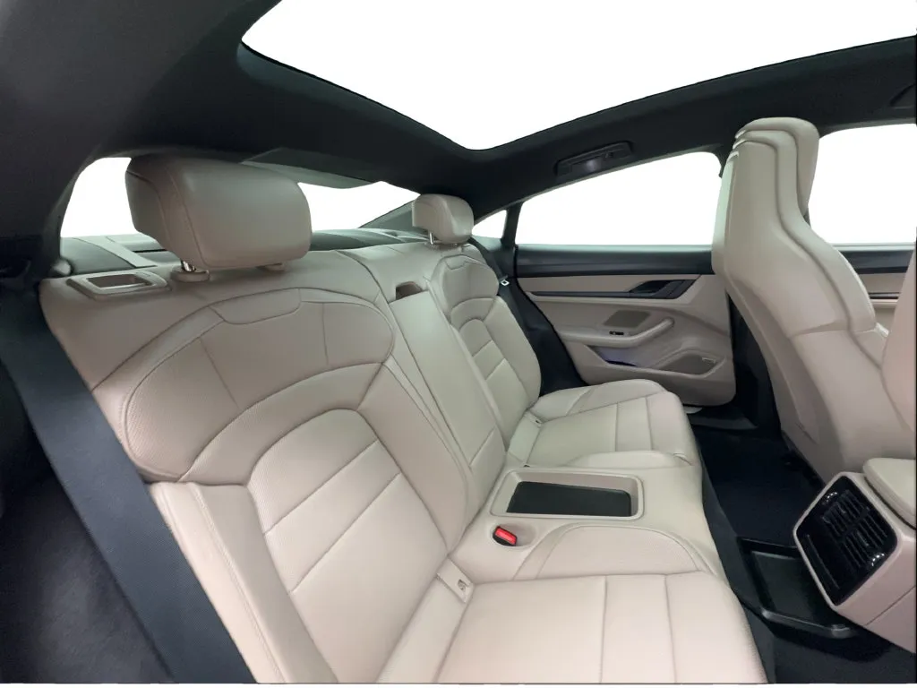 Porsche Taycan photo 28