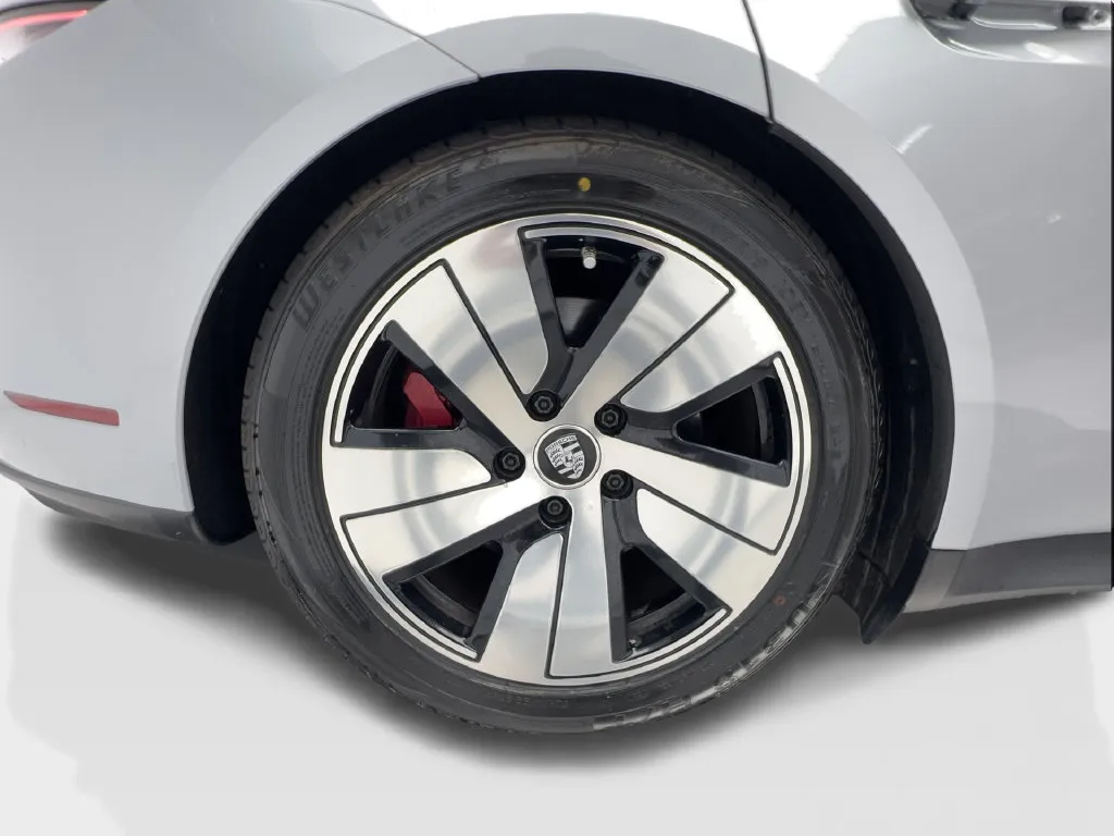 Porsche Taycan photo 15