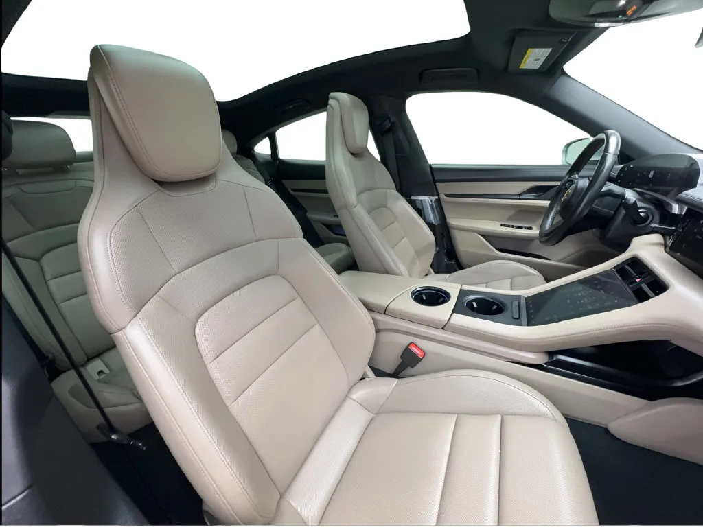 Porsche Taycan photo 30