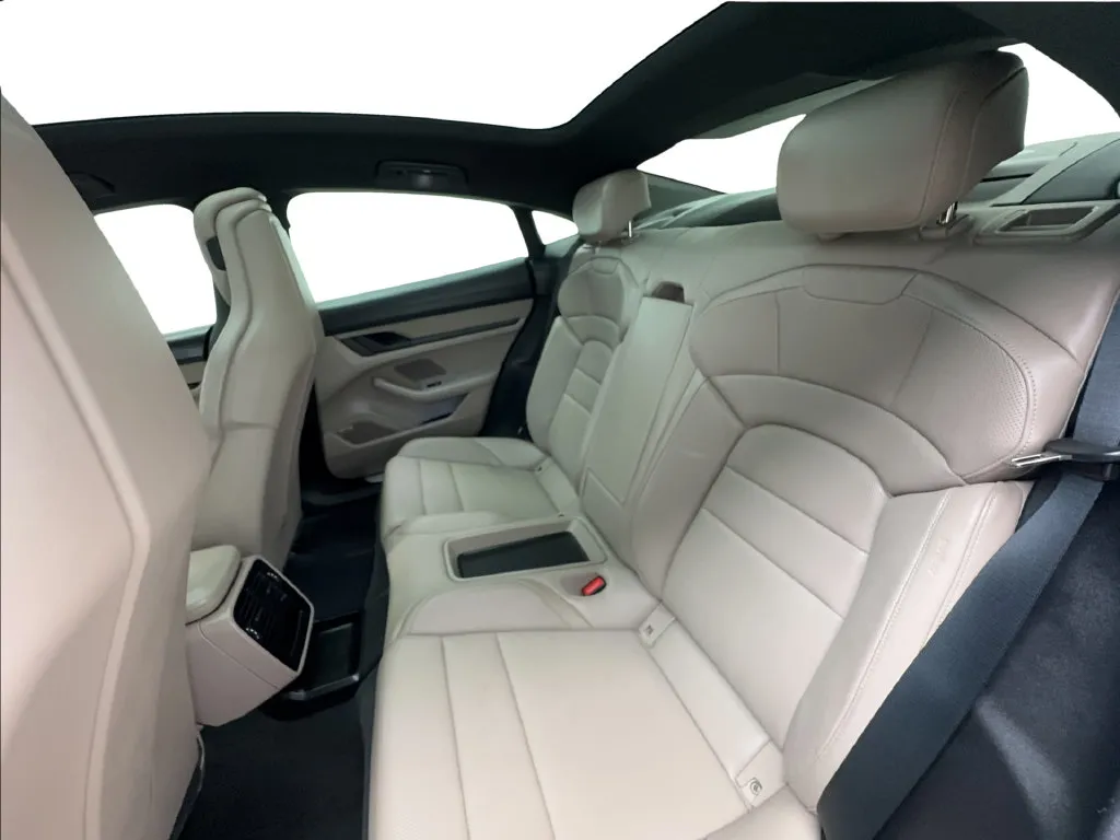 Porsche Taycan photo 25
