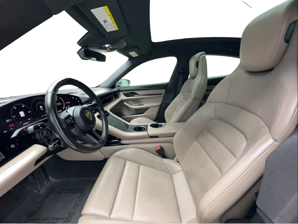 Porsche Taycan photo 21