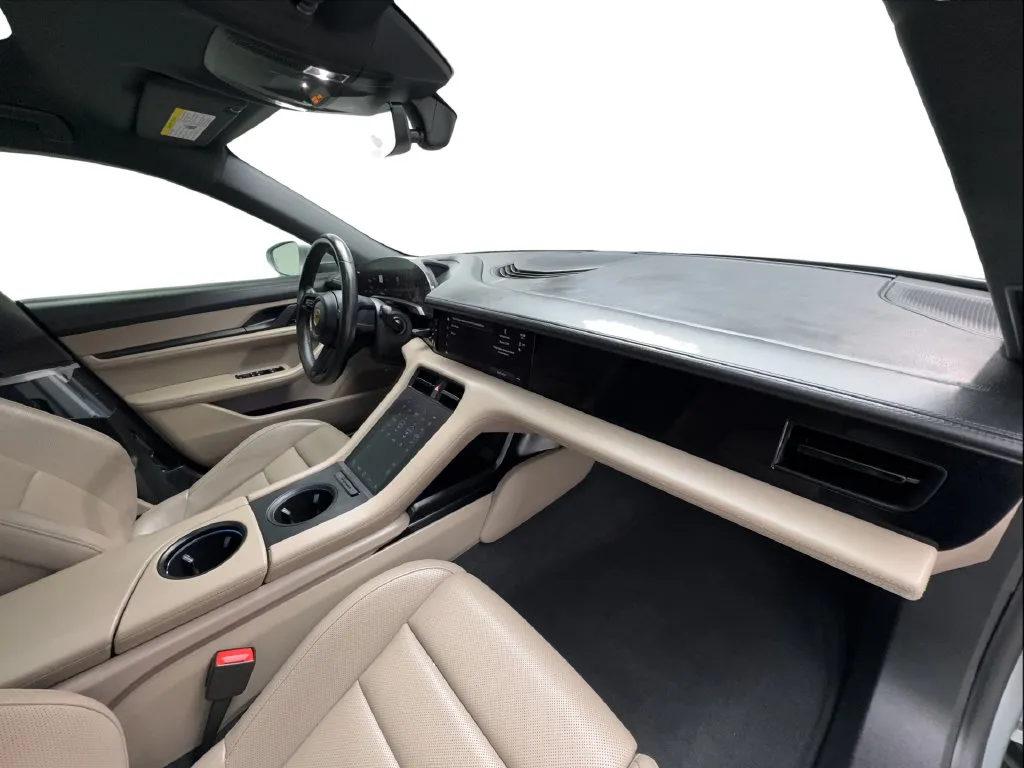 Porsche Taycan photo 32