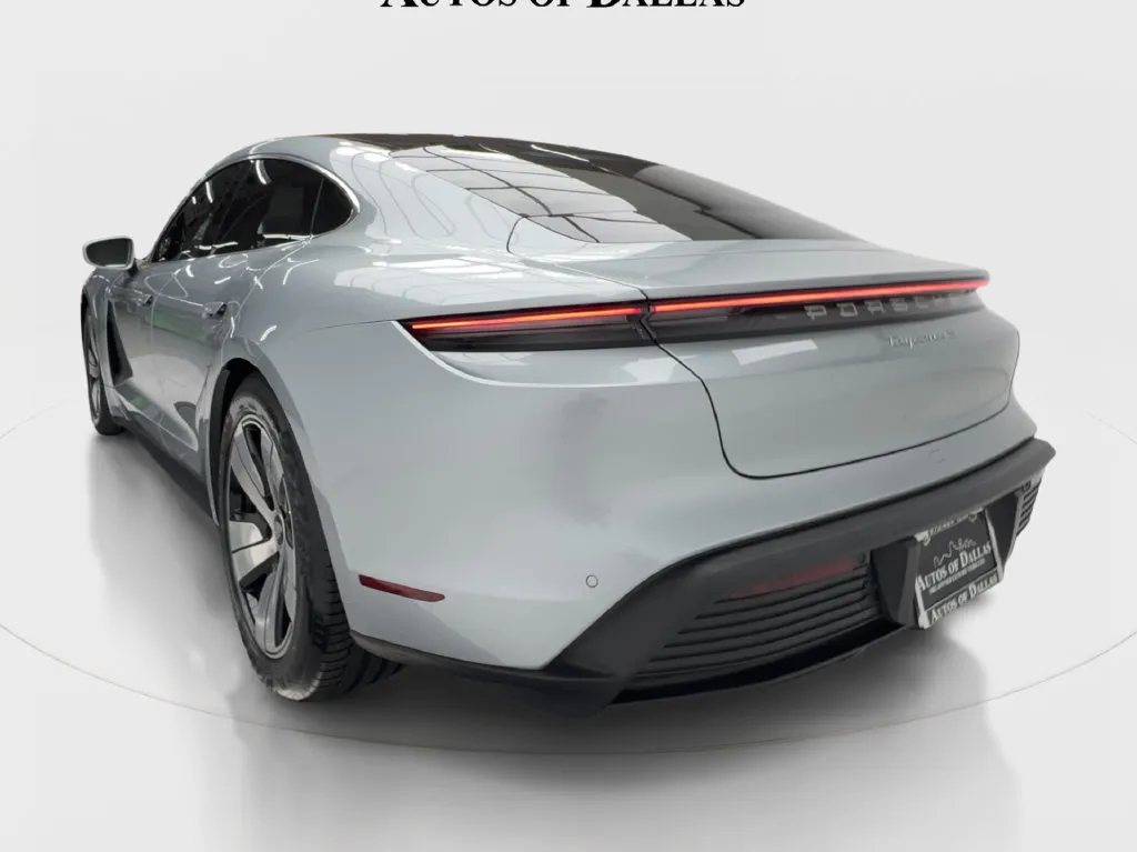 Porsche Taycan photo 6