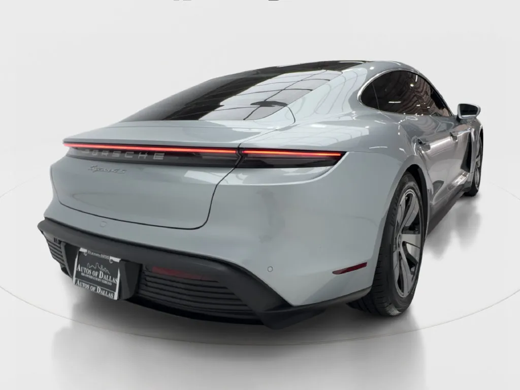 Porsche Taycan photo 8