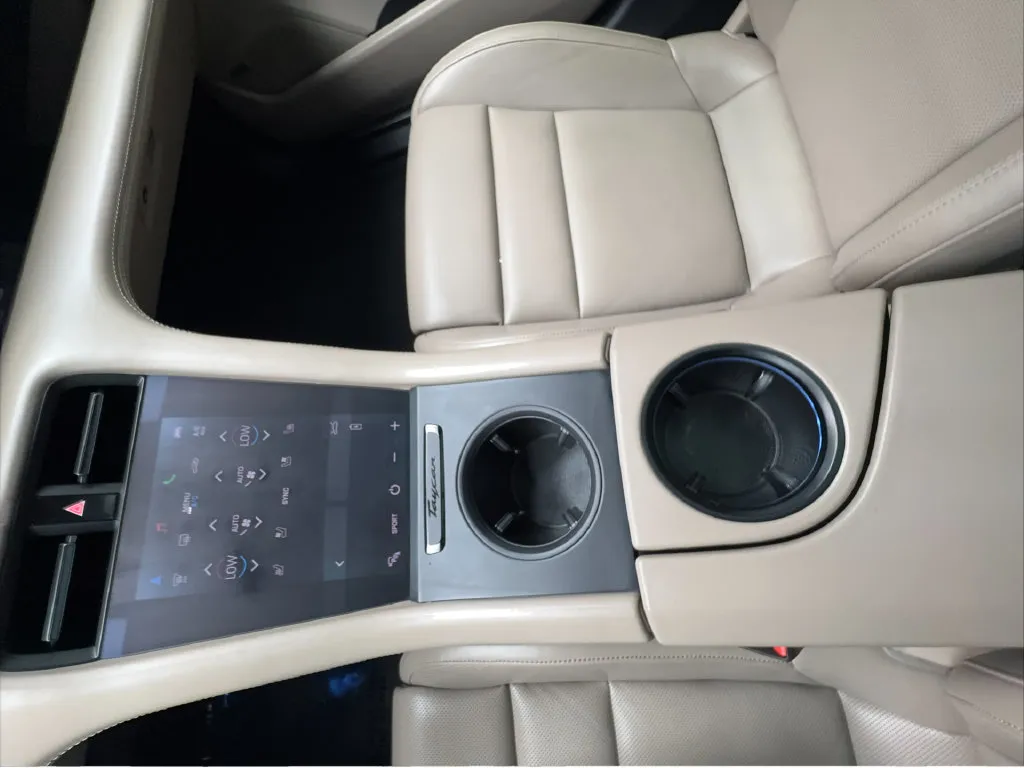 Porsche Taycan photo 44
