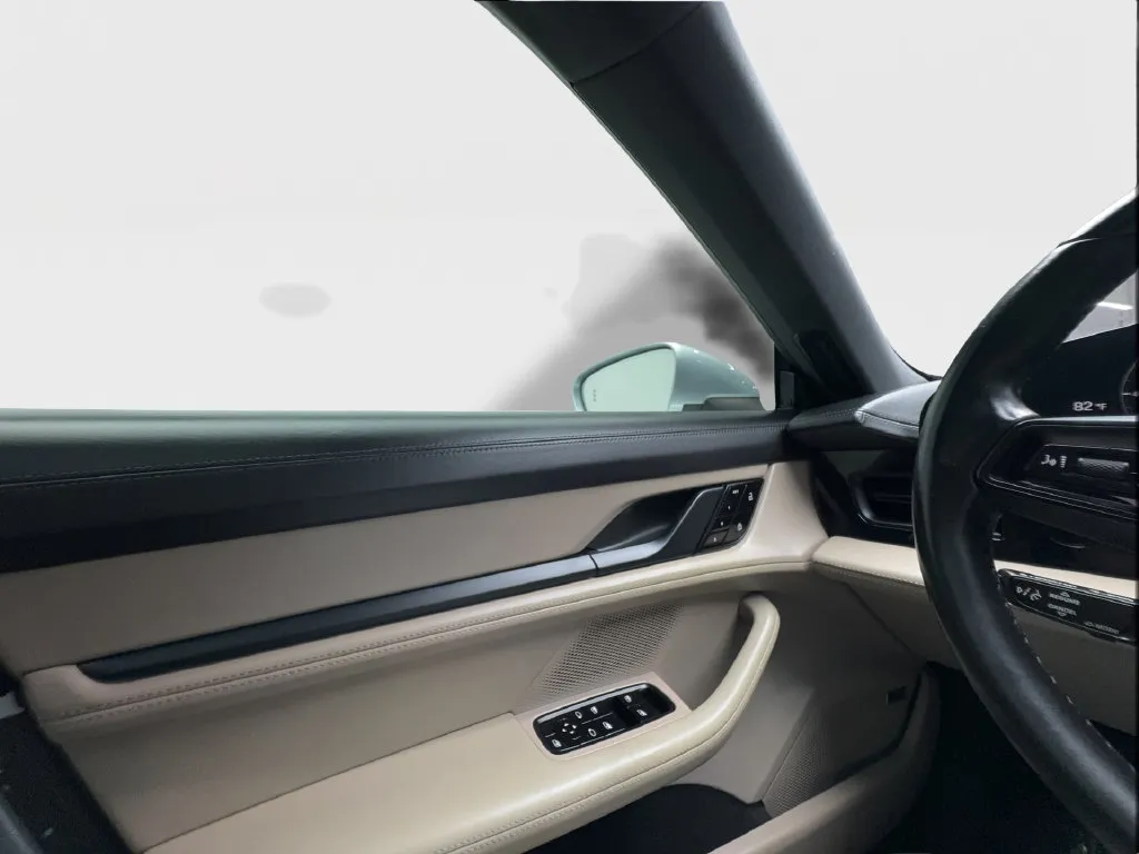 Porsche Taycan photo 37
