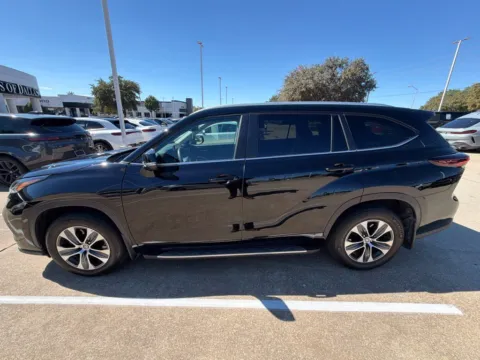 More photos of 2024 Toyota Highlander XLE at Autos of Dallas - Plano, TX