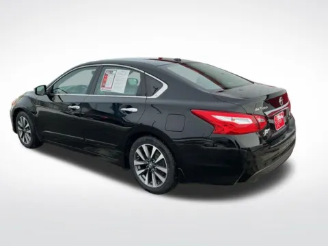 More photos of 2016 Nissan Altima 2.5 SL at Nyhus Family Sales, MN