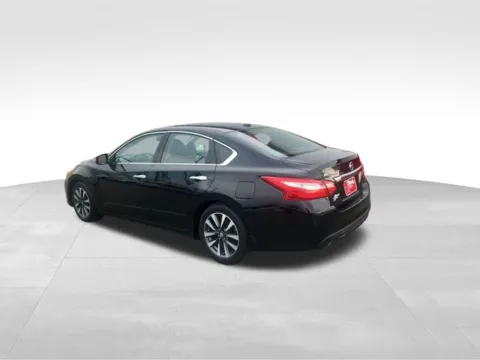 More photos of 2016 Nissan Altima 2.5 SL at Nyhus Family Sales, MN