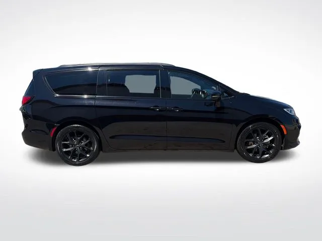Chrysler Pacifica photo 10