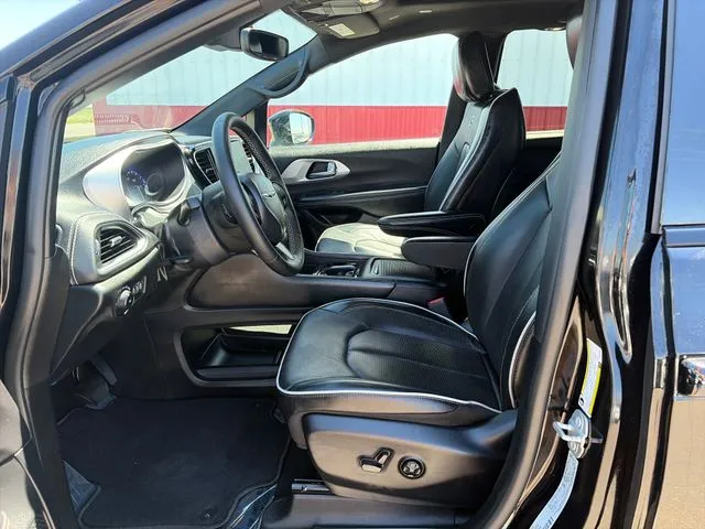 Chrysler Pacifica photo 23