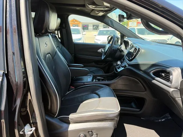Chrysler Pacifica photo 24