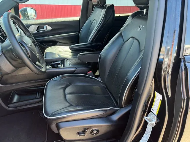 Chrysler Pacifica photo 40