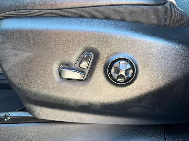 Chrysler Pacifica photo 28