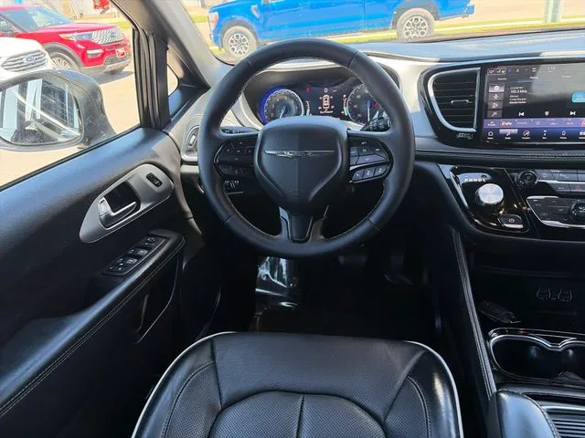Chrysler Pacifica photo 31