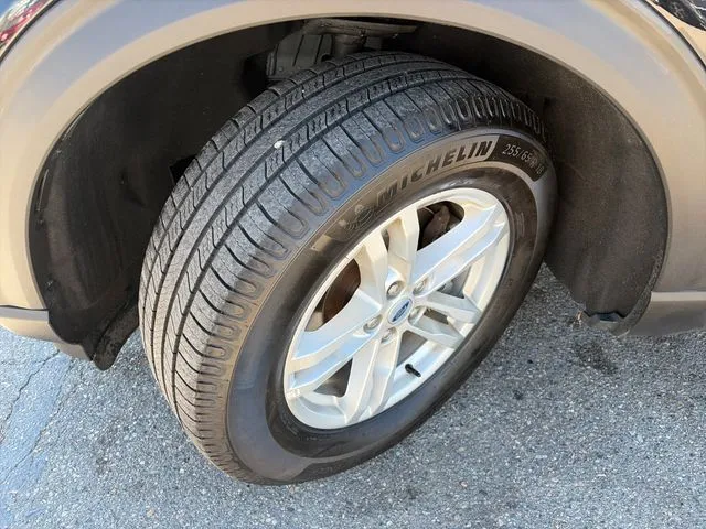 Ford Explorer photo 17