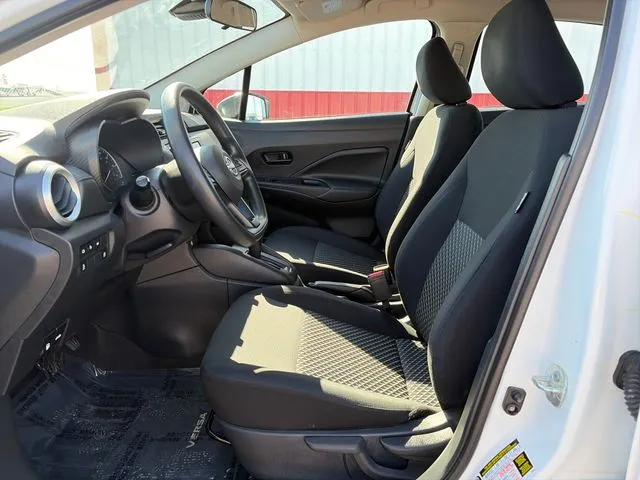 Nissan Versa photo 17