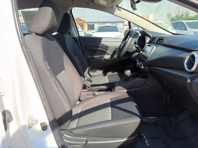 Nissan Versa photo 18
