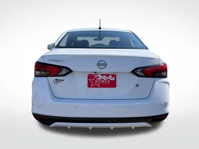 Nissan Versa photo 5