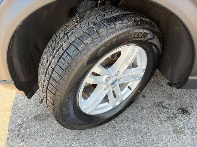 Ford Explorer photo 18