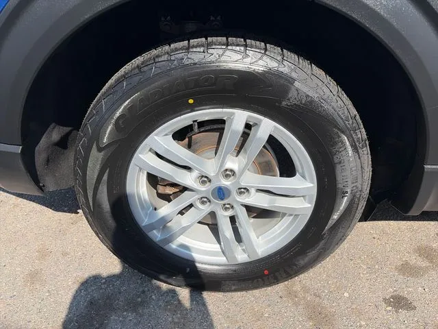 Ford Explorer photo 17