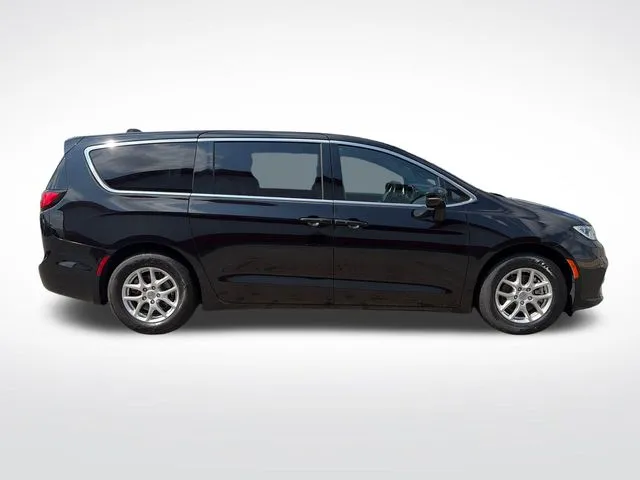 Chrysler Pacifica photo 9
