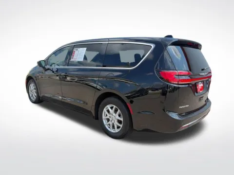 More photos of 2025 Chrysler Pacifica Select at Nyhus Family Sales, MN