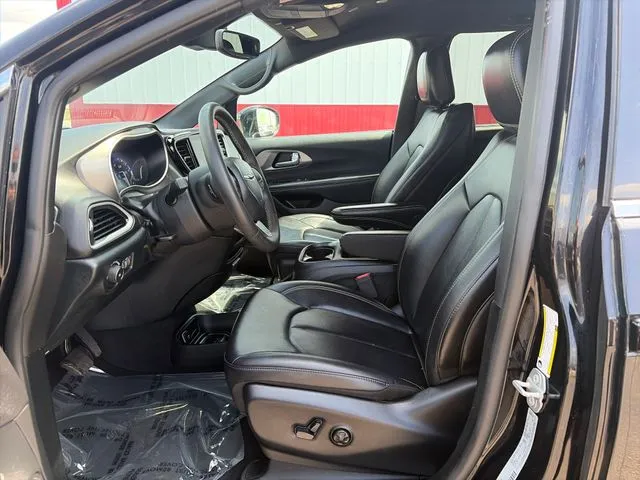 Chrysler Pacifica photo 22