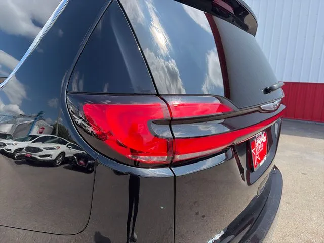 Chrysler Pacifica photo 20