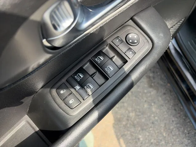 Chrysler Pacifica photo 26