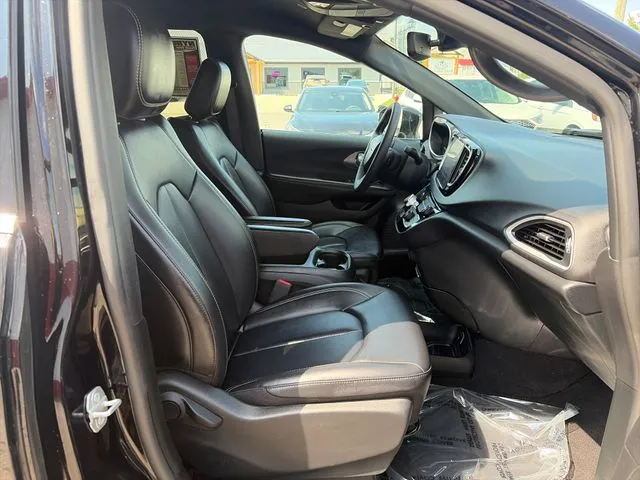 Chrysler Pacifica photo 23