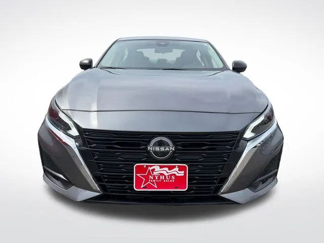 Nissan Altima photo 2