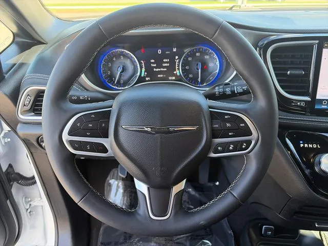 Chrysler Pacifica photo 29