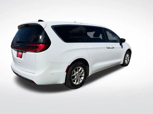 Chrysler Pacifica photo 9