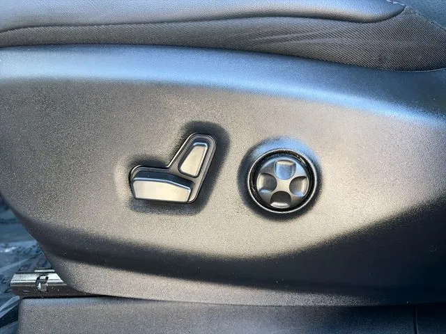 Chrysler Pacifica photo 28