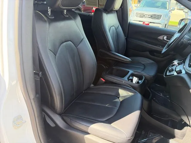 Chrysler Pacifica photo 38