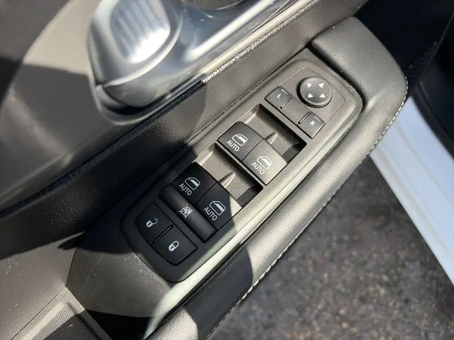 Chrysler Pacifica photo 27