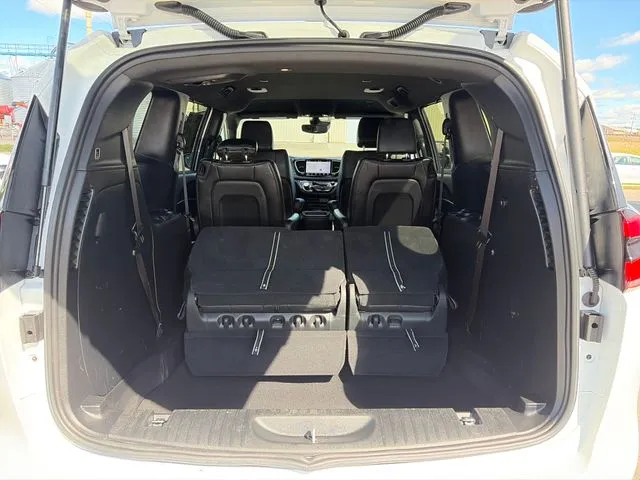 Chrysler Pacifica photo 44