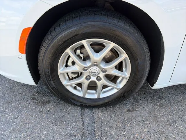 Chrysler Pacifica photo 13