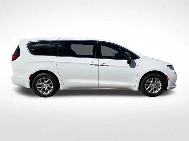 Chrysler Pacifica photo 10