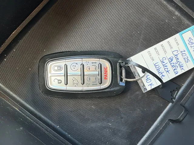Chrysler Pacifica photo 57